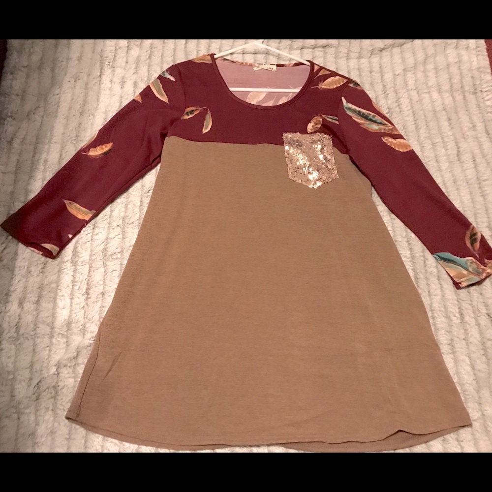 NWT Ladies Feather Print Tunic with Sequin Pocket